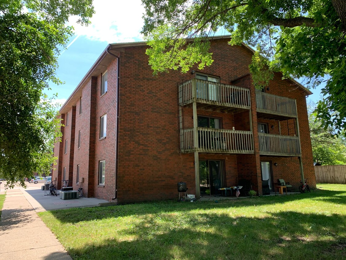 Building Photo - Pine Tree Flats