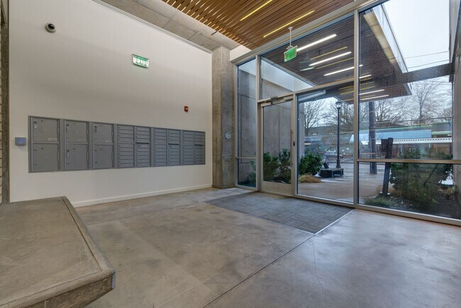 Foto del edificio - Light & bright 1-bdrm/1-bath condo in desi...