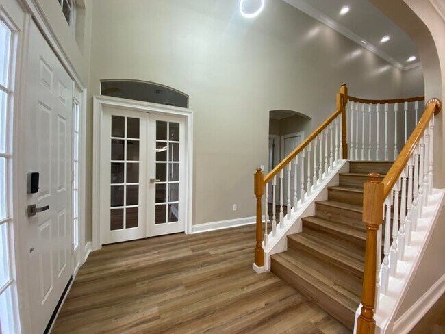 Building Photo - Remodeled 5/3.5 Pool Home in Hunters Ridge!