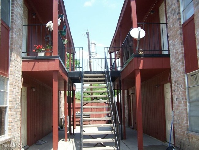 Foto del edificio - 2 br, 1 bath Apartment - 1400 Clamp Ave