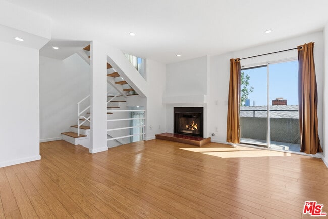 Building Photo - 1083 1/2 W Kensington Rd