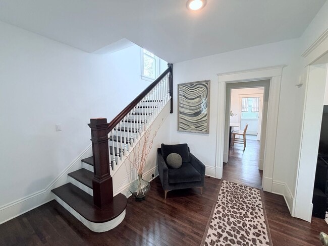 Building Photo - Gorgeous 3 Bedroom with Modern Upgrades!!
