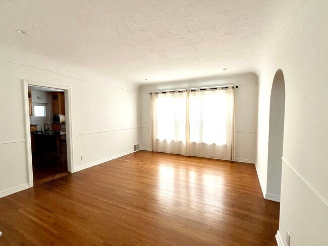 Foto del edificio - 107 N Mansfield Ave