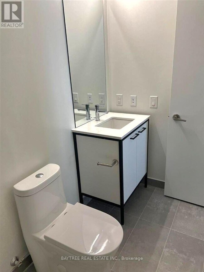 Photo du bâtiment - 1808 St Clair Ave W