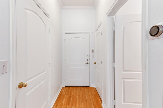 Building Photo - Stylish Studio Apartment w/ Top-Notch Amen...