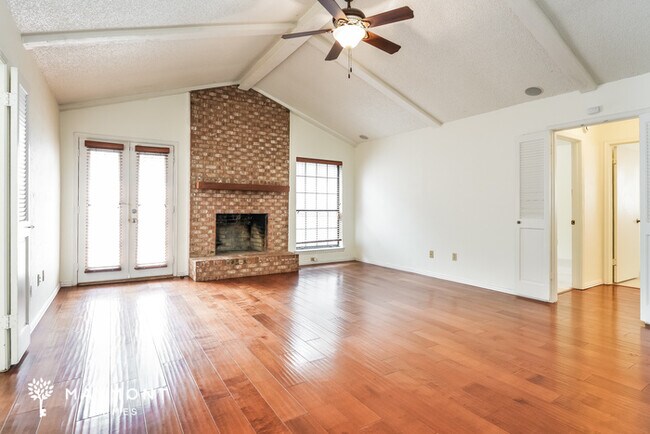 Building Photo - 2211 Benbrook Dr