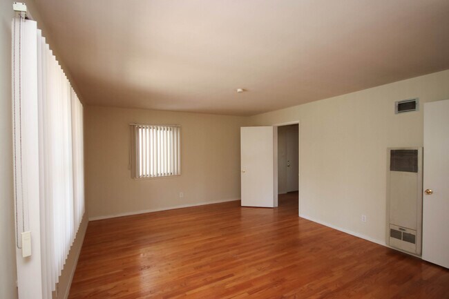 Building Photo - 638 S Marengo Ave