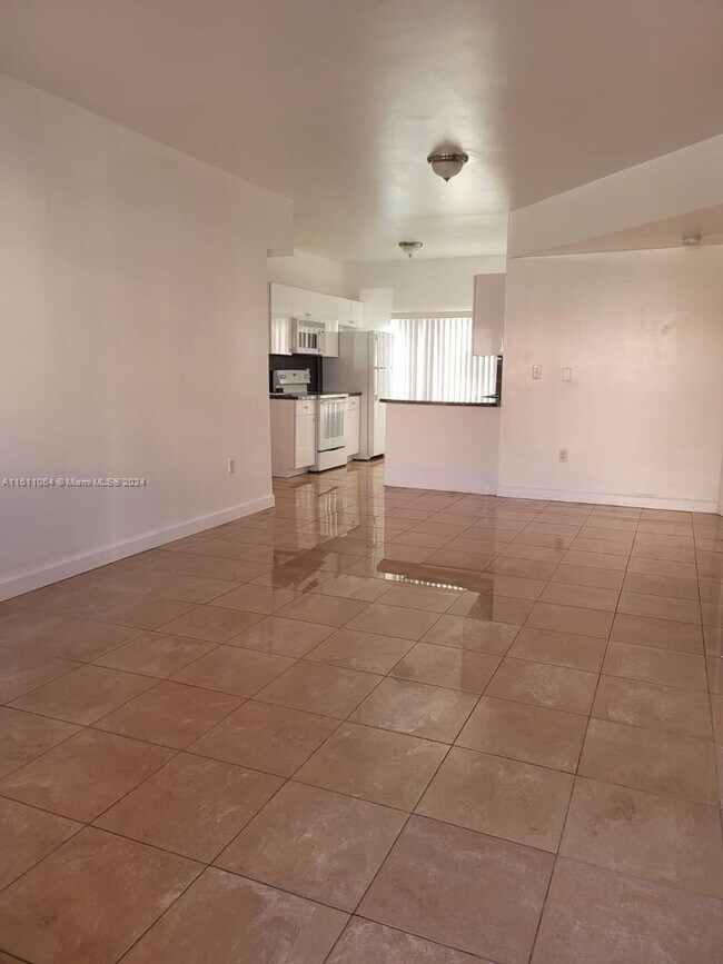 Foto del edificio - 8011 Lake Dr
