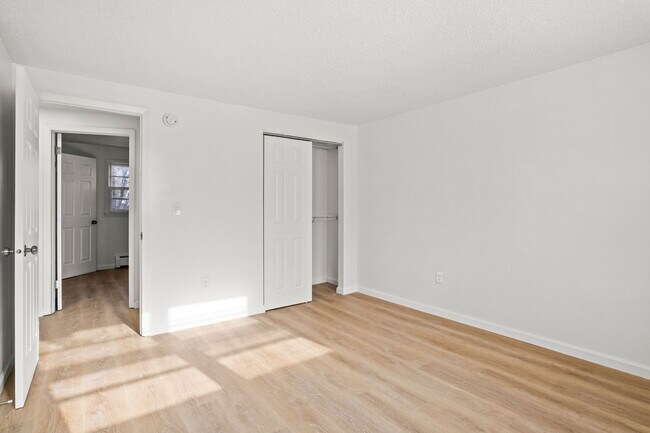Building Photo - 2 Bed/1 Bath RENOVATED Apartment located i...