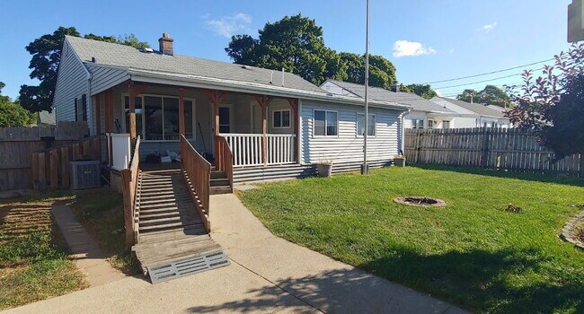 Building Photo - 437 W Armour Ave