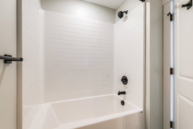 Building Photo - 17 Barnyard Cir