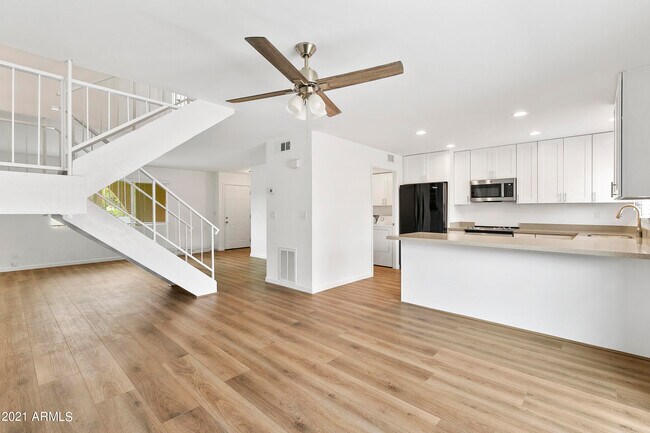 Foto del edificio - 2954 E Clarendon Ave