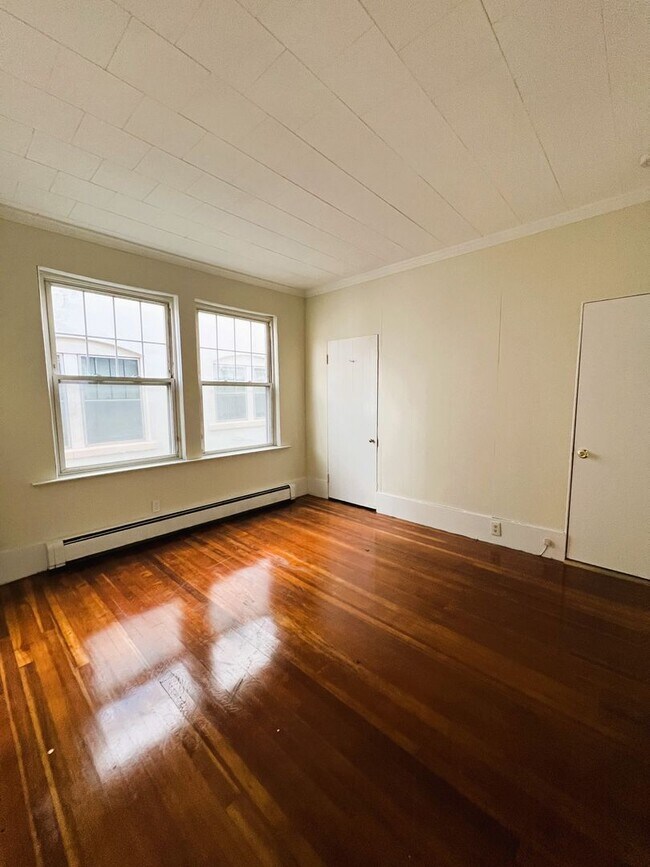 Building Photo - 454/456 Tyler Street