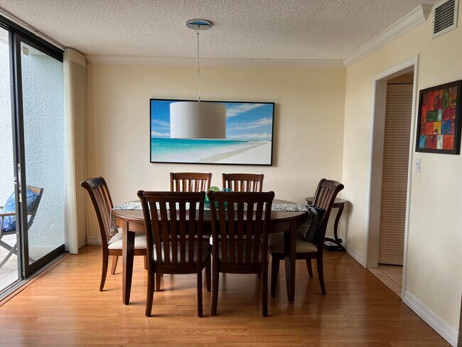 Foto del edificio - 2104 Bridgewood Dr