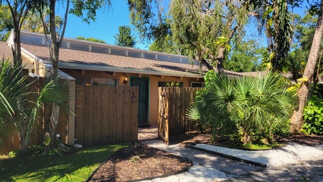 Annual UNfurnished renovated 2/1 condo dow... - Annual UNfurnished renovated 2/1 condo dow...