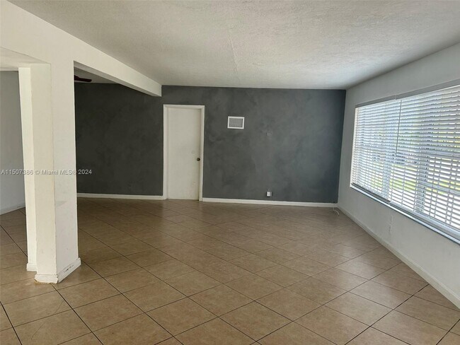 Foto del edificio - 140 NE 128th St
