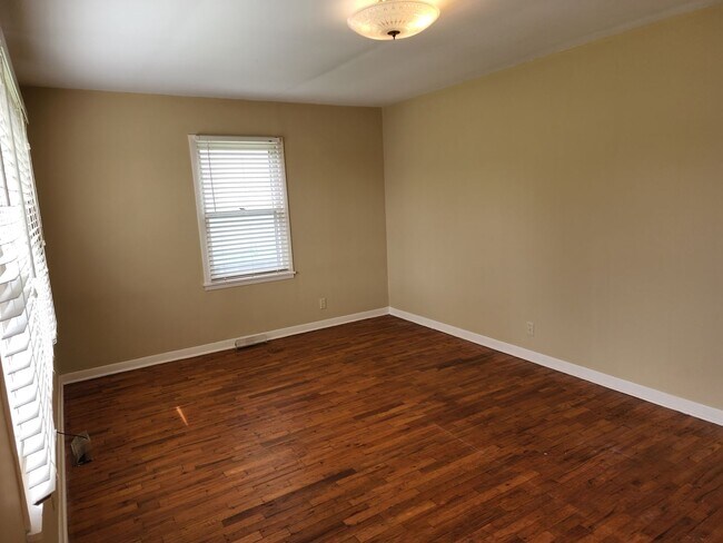 Foto del edificio - Bungalow Style w/  " Lots of New "
