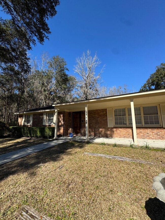 Building Photo - 3 BED | 2 BATH | TWO CAR GARAGE | LARGE FRONT AND BACK YARDS | AVAILABLE NOW