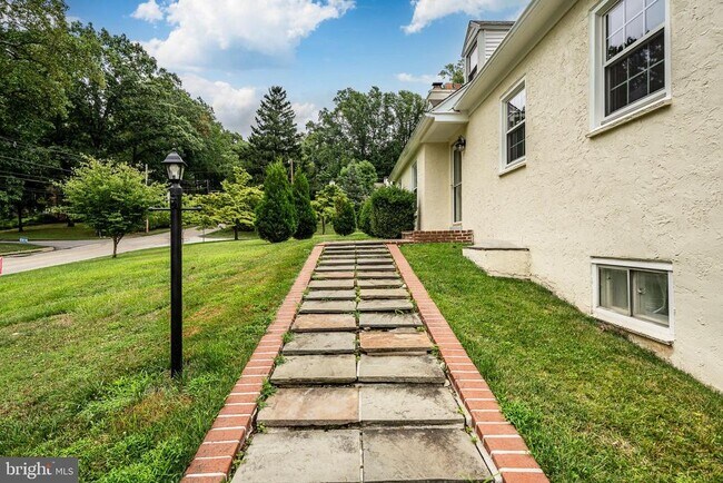 Foto del edificio - 512 W Valley Rd