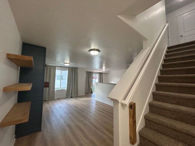 Building Photo - 3 Bedroom 3 Bathroom Townhouse in Saratoga Springs!