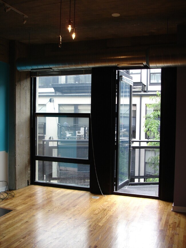 Building Photo - 1111 W 14th Pl