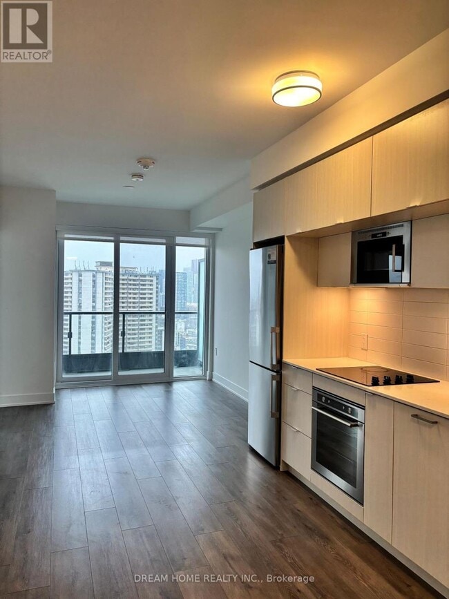 Building Photo - 585 Bloor St E