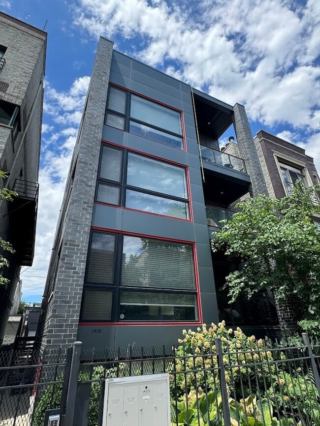 Building Photo - 1020 N Marshfield Ave