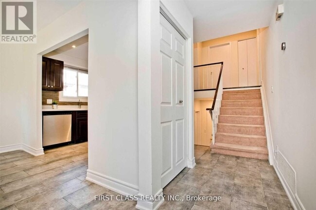 Building Photo - 25 Summerside Crescent