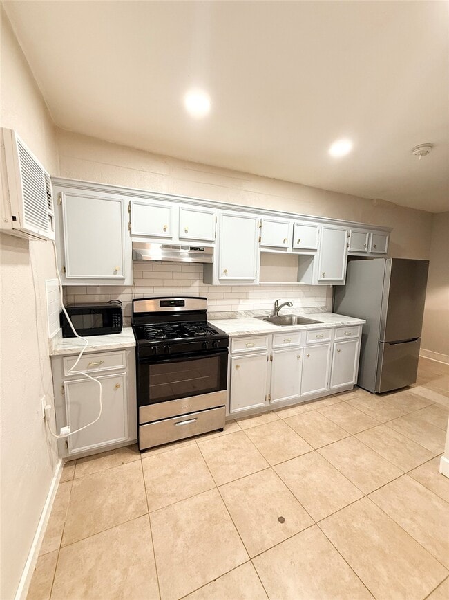 Building Photo - 6109 Saxon Dr