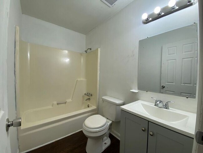 Building Photo - Duplex Unit Available Near Dickerson Pike ...