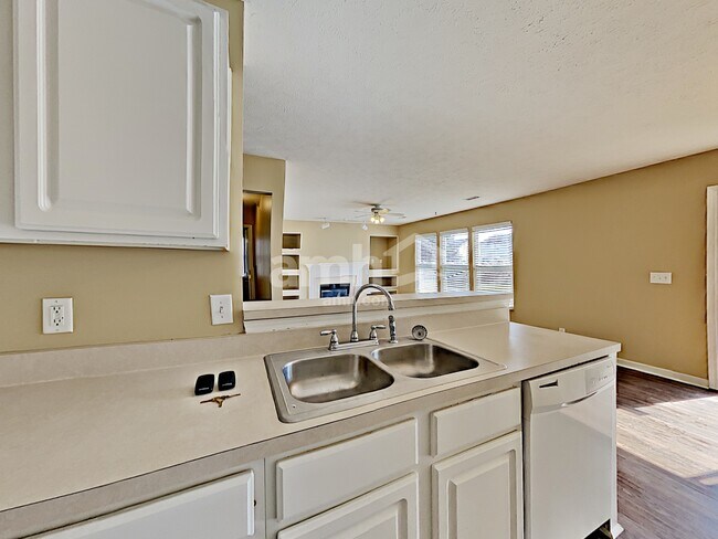 Foto del edificio - 4060 Longfellow Dr