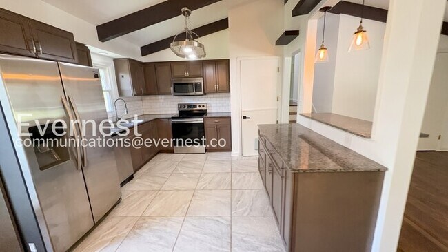 Foto del edificio - 7306 Larsen Ln