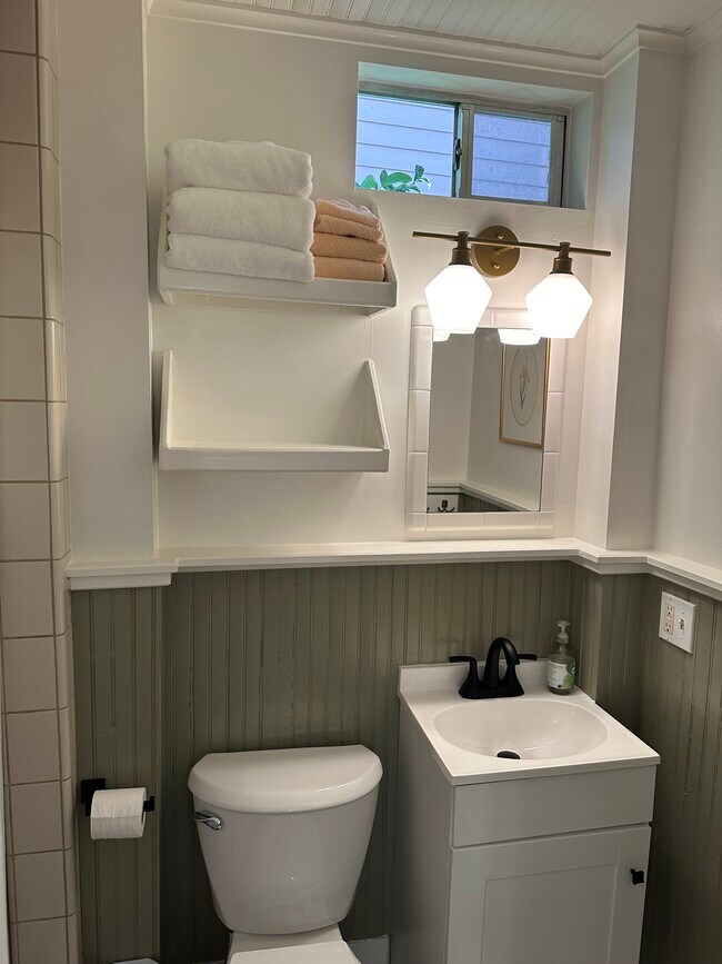 Ducha alicatada en el baño. - 1314 Pleasant St