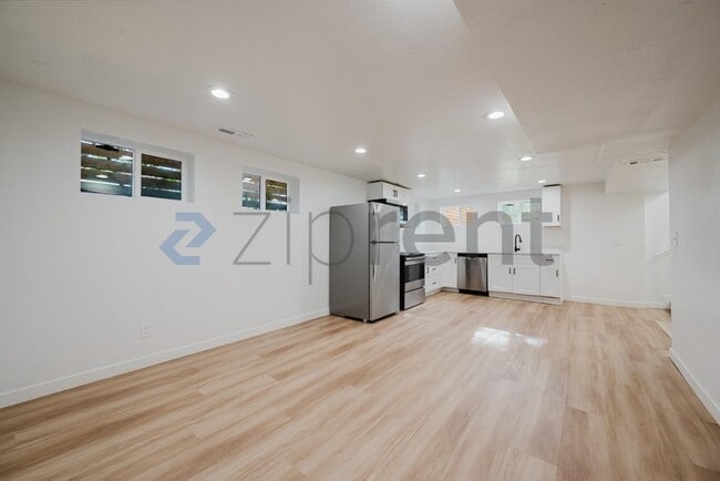 Building Photo - Unit B