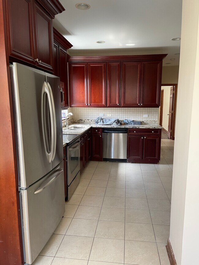 kitchen - 4045 N Leamington Ave