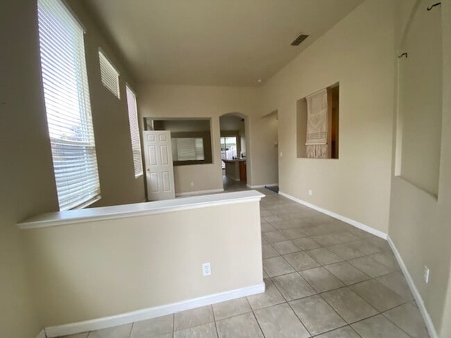 Building Photo - ~Beautiful 3 Bed 2 Bath House in Santa Rosa~