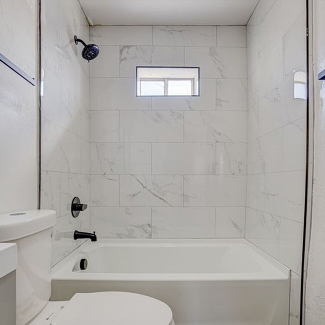 Interior Photo - Beautiful One Bedroom One Bathroom on Ariz...