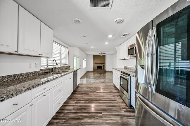 Foto del edificio - 5761 W Cholla St