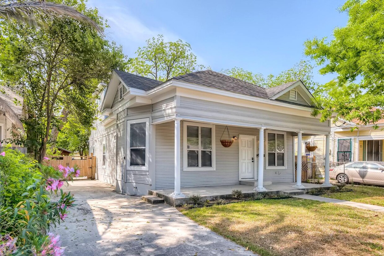 Primary Photo - Updated & charming Lavaca home with large ...