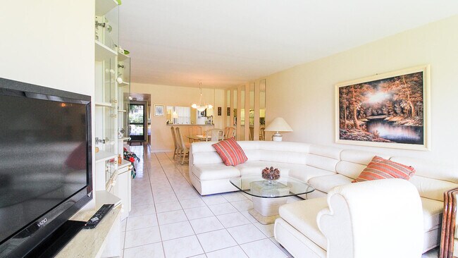 Foto del edificio - 4692 Lucerne Lakes Blvd E