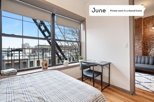 Building Photo - Trendy Private ROOM in Harlem