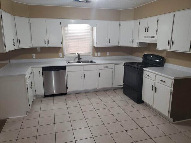 Foto del edificio - 6100 Taylor Rd