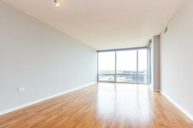 Building Photo - 9725 Woods Dr