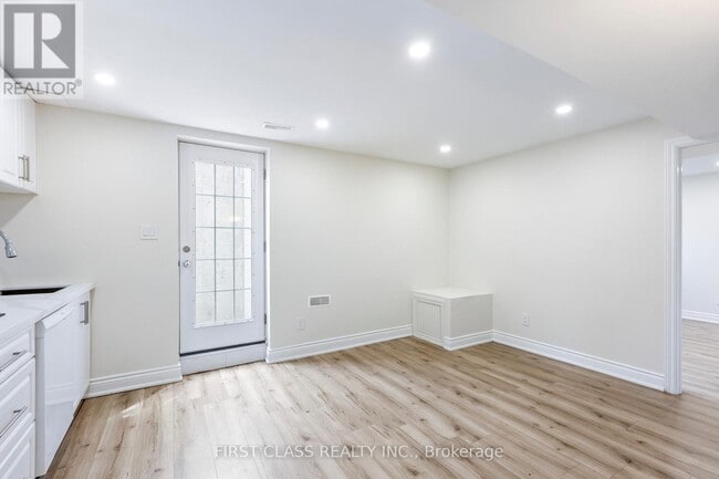 Building Photo - 802 Yates Dr