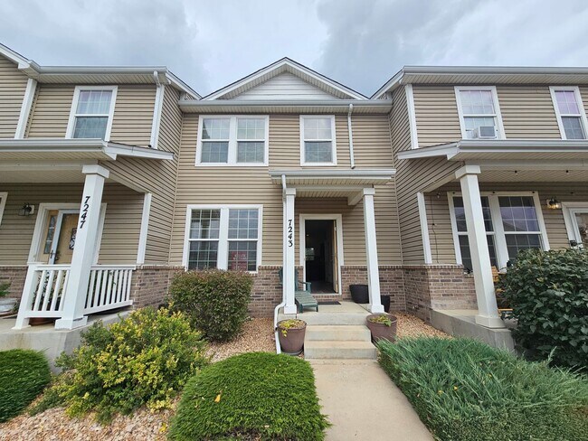 Building Photo - Charming 2-Bed, 3-Bath Townhome in Fountai...