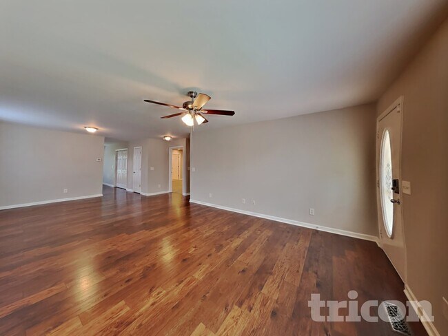 Building Photo - 703 Maple Ct