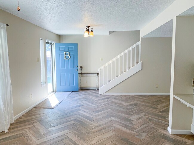 Foto del edificio - 2 Bed Townhouse with Garage! Convenient Lo...