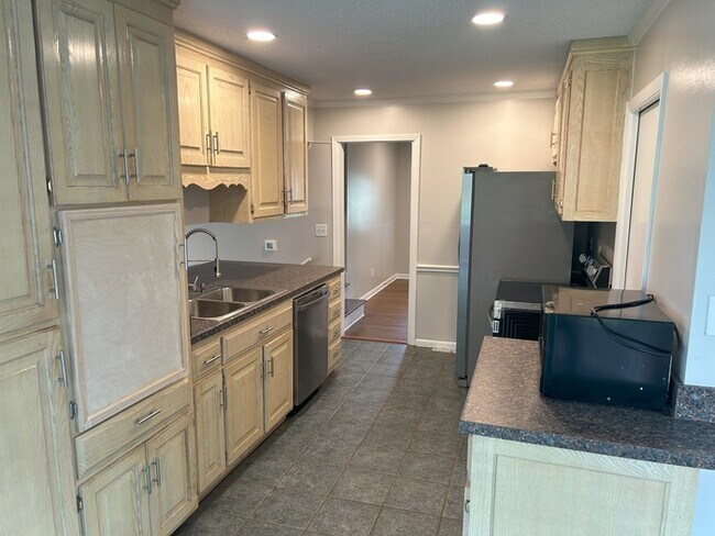Building Photo - 4 Bed / 4 Bath House for Rent in Huntsville, AL 35803