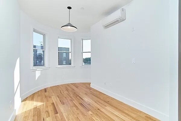 Building Photo - 3215 Clarendon Rd