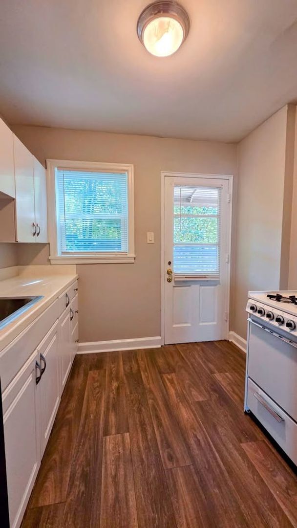 Foto del edificio - Spacious One Bedroom Apartment Near Little 5 Points & Virginia Highlands